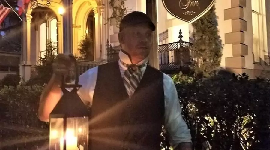 Savannah History and Haunts Candlelit Ghostly Walking Tour
